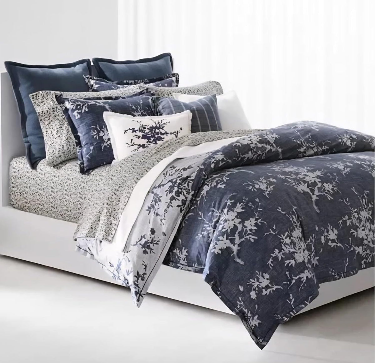 Lauren Ralph Lauren Navy Grey Eva Leaf Floral Botanical 3 pc Queen Comforter Set Luxurious 100% Cotton Smooth Sateen Hand. Navy Reversible to Grey.