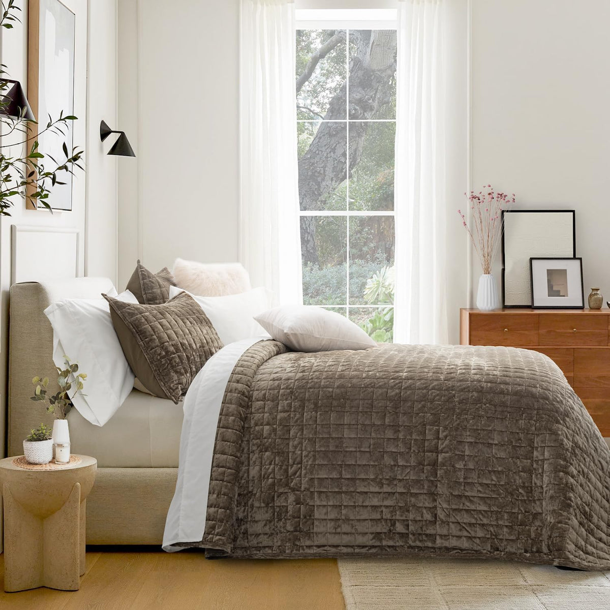 RECYCO Luxury Velvet Quilt Set, California King 118'' x 106'' Oversized Bedspread, Ultra Soft Velvet Comforter, Lightweight Box Stitch Bedding Sets for All Season, with 2 Shams, Mocha Brown