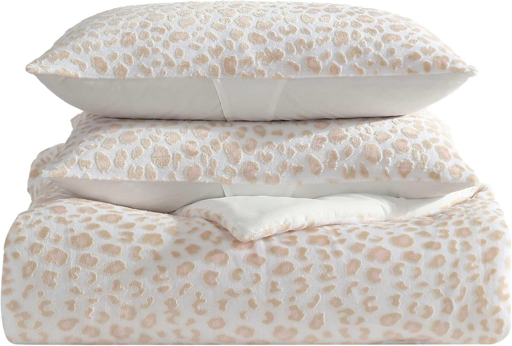 Betsey Johnson - Queen Comforter Set, Reversible & Buttery-Soft Faux Fur Bedding w/Matching Pillowcases, Medium Weight for Year Round Use, 3 Piece Bed Sets (Betsey's Leopard Beige)