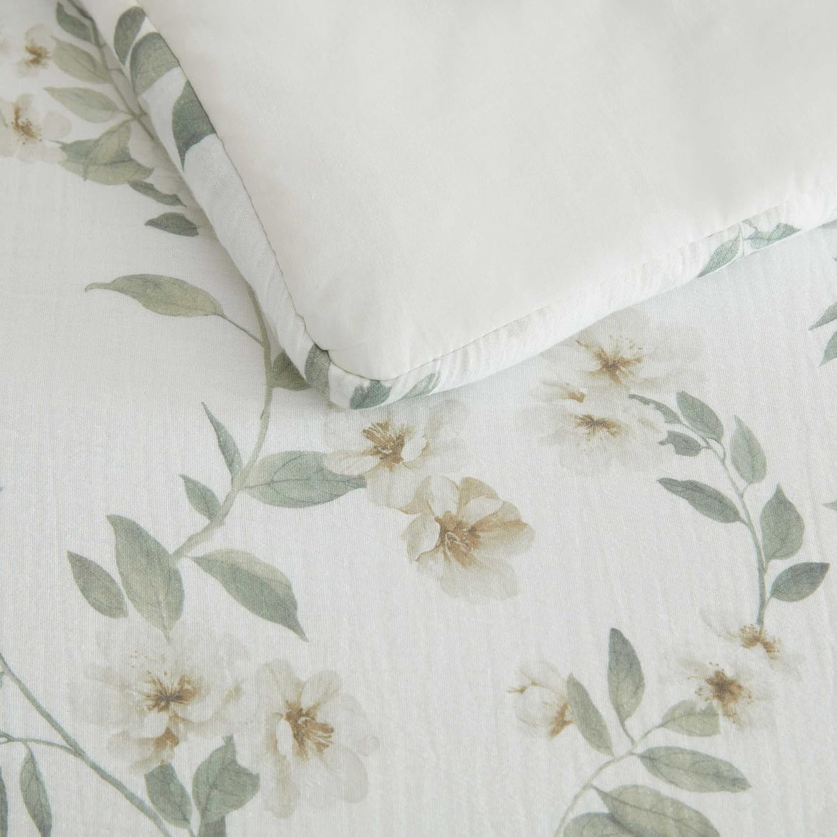 Martha Stewart - Queen Comforter Set, Soft Cotton with Crisp & Tailored Naturally Smooth Cotton Percale Reverse, 3 Piece Bed Set with Matching Pillowcases (Hazel Floral Beige)