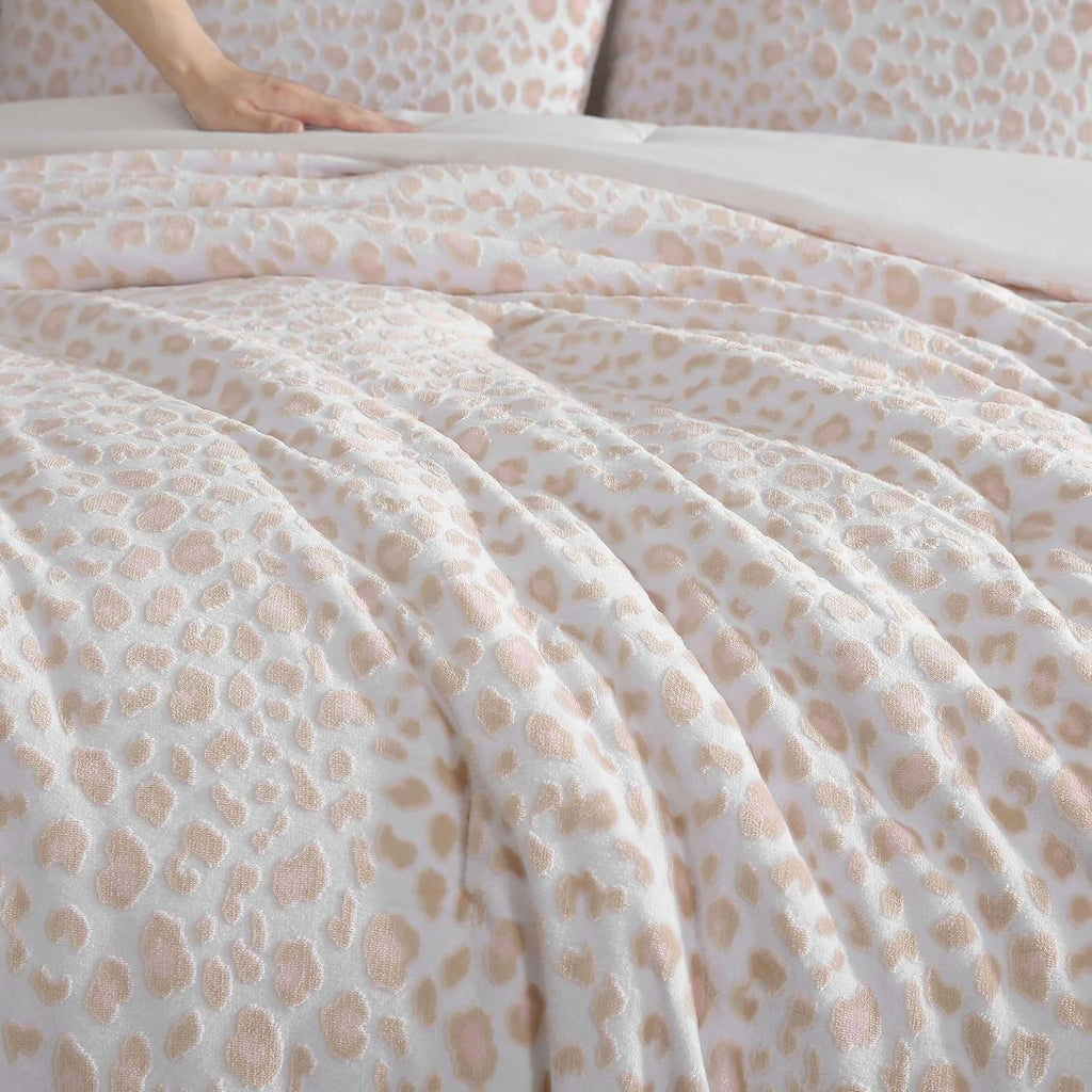 Betsey Johnson - King Comforter Set, Reversible & Buttery-Soft Faux Fur Bedding w/Matching Pillowcases, Medium Weight for Year Round Use, 3 Piece Bed Sets (Betsey's Leopard Beige)