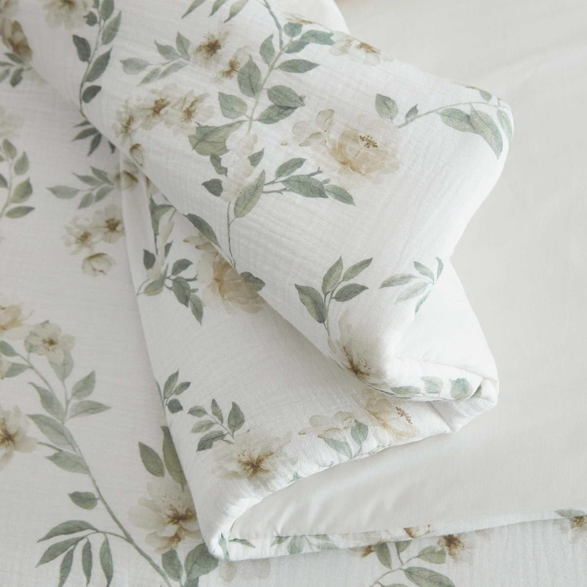Martha Stewart - Twin Comforter Set, Soft Cotton with Crisp & Tailored Naturally Smooth Cotton Percale Reverse, 2 Piece Bed Set with Matching Pillowcase (Hazel Floral Beige)