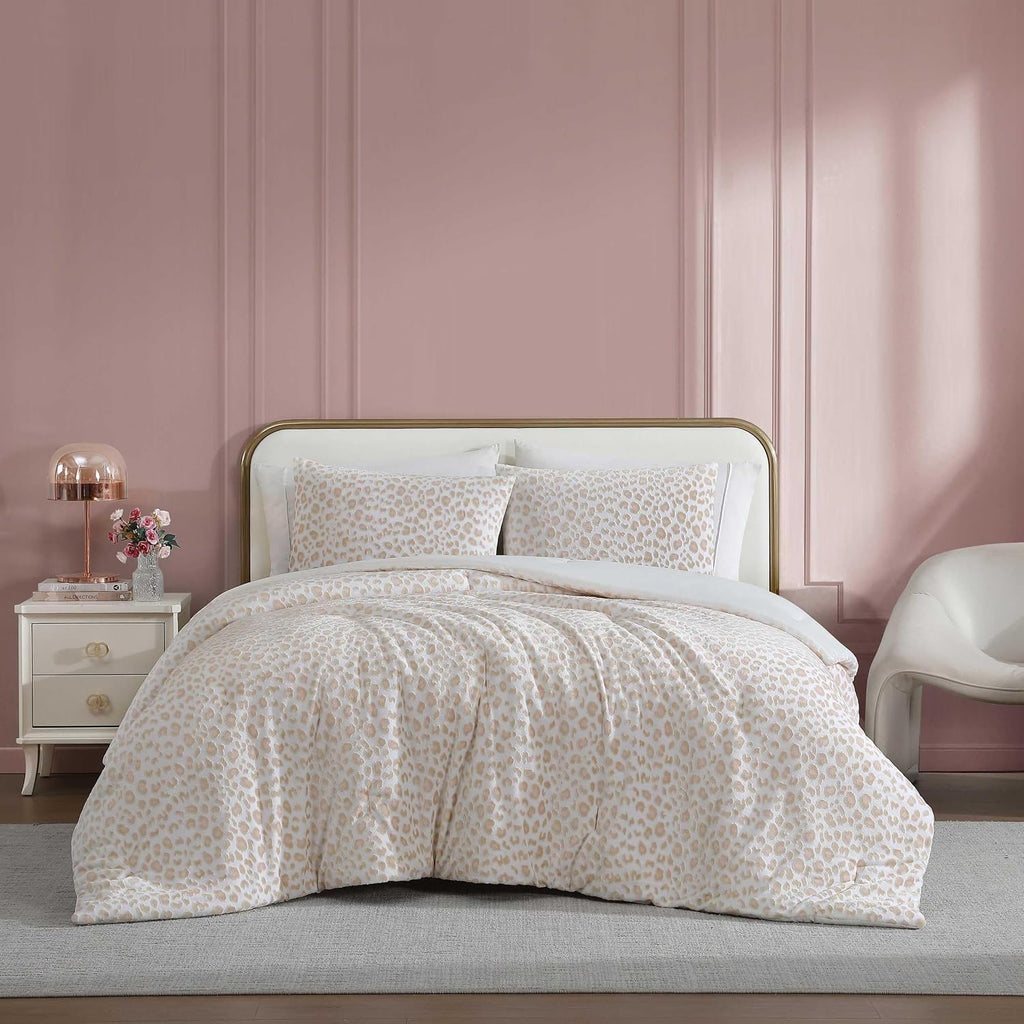 Betsey Johnson - Queen Comforter Set, Reversible & Buttery-Soft Faux Fur Bedding w/Matching Pillowcases, Medium Weight for Year Round Use, 3 Piece Bed Sets (Betsey's Leopard Beige)