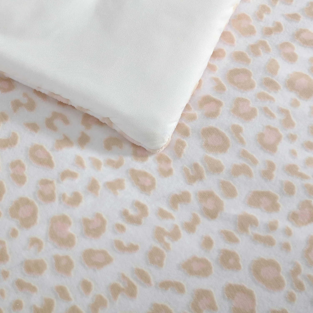 Betsey Johnson - King Comforter Set, Reversible & Buttery-Soft Faux Fur Bedding w/Matching Pillowcases, Medium Weight for Year Round Use, 3 Piece Bed Sets (Betsey's Leopard Beige)
