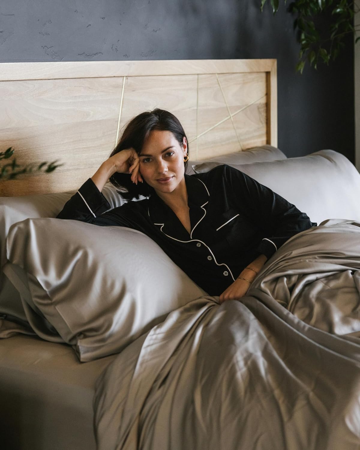Cozy Earth Luxury Bed Sheet Set - 100% Viscose from Bamboo Fabric, Ultra-Soft & Breathable, Fits Regular & Deep Pocket Mattresses up to 20' - 4 Pieces Queen Sheet Set Dove Grey