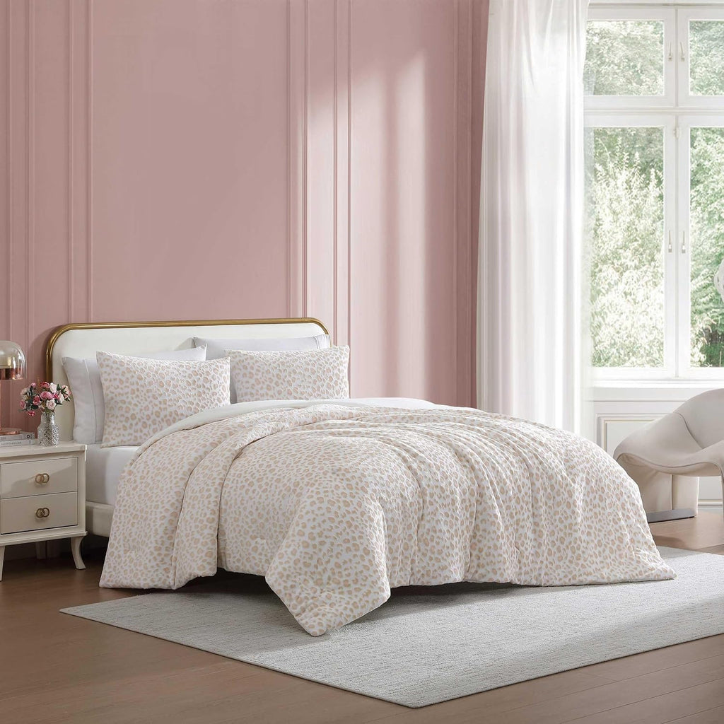 Betsey Johnson - King Comforter Set, Reversible & Buttery-Soft Faux Fur Bedding w/Matching Pillowcases, Medium Weight for Year Round Use, 3 Piece Bed Sets (Betsey's Leopard Beige)