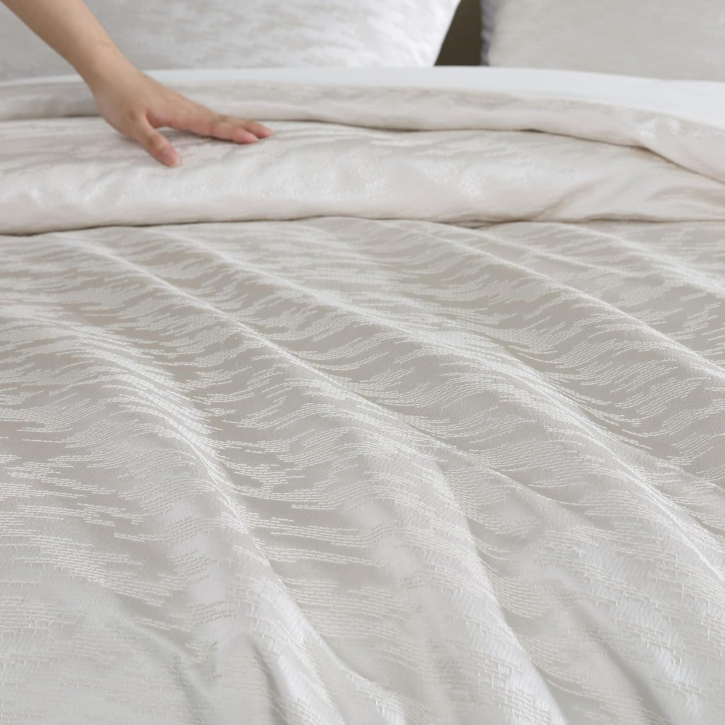 Vera Wang - Queen Comforter Set, Luxury Bedding Set with Matching Shams, Chic Room Essentials (Illusion Ivory, Queen)