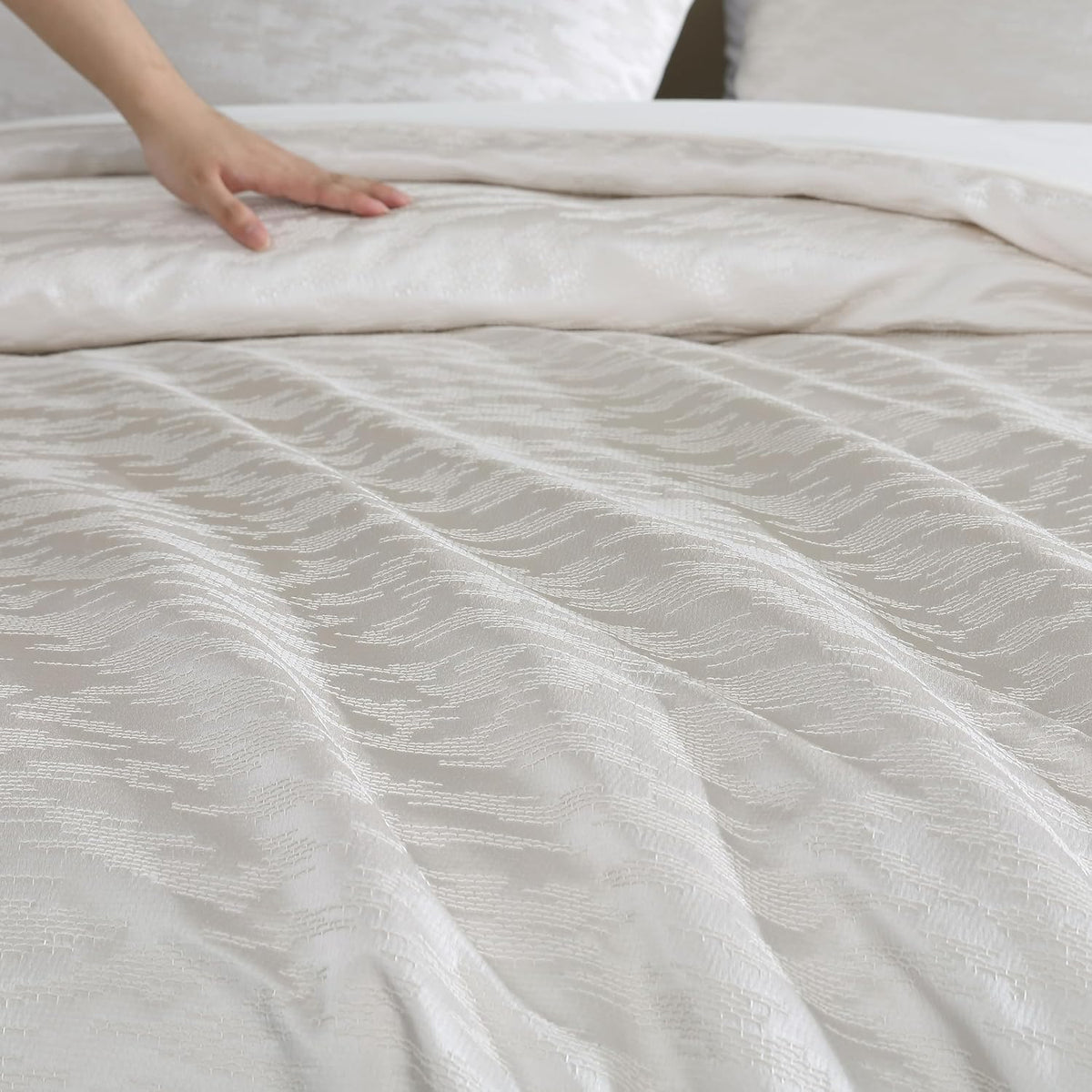 Vera Wang - Queen Comforter Set, Luxury Bedding Set with Matching Shams, Chic Room Essentials (Illusion Ivory, Queen)