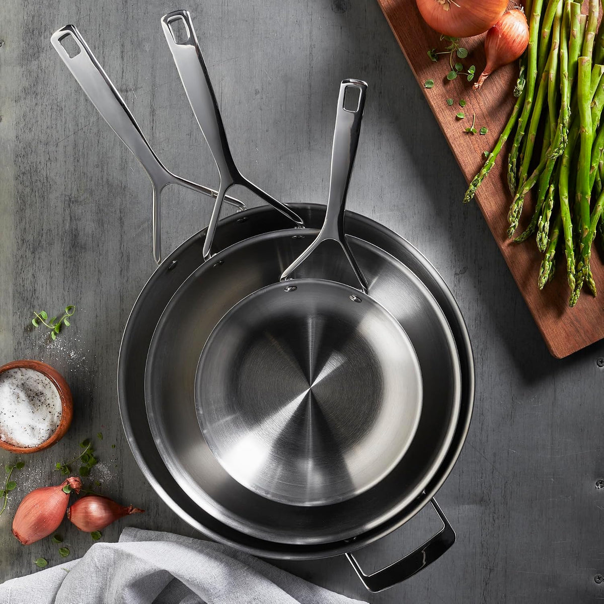 Demeyere Essential 5-ply, 18/10 Stainless Steel, Stay Cool Handle, Oven Safe, Compatible with all Cooktops, Perfect Pour Edge, 11' Fry Pan