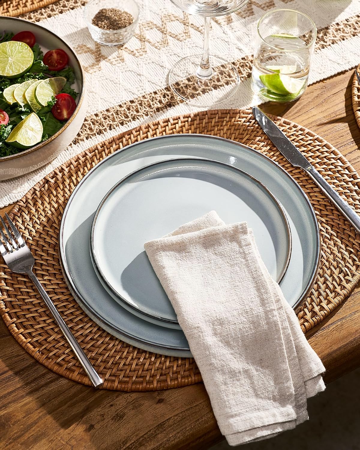 Famiware Annecy Plates and Bowls Sets, Service for 4 (16 Pieces), Dinnerware Sets with Pasta Bowls, Microwave and Dishwasher Safe Dishes Set, Chip and Scratch Resistant, Grey-Blue