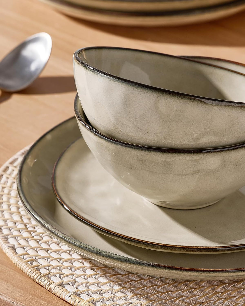Famiware Dinnerware Sets for 8, Ocean Round 24-Piece Kitchen Plates and Bowls Sets, Microwave and Dishwasher Safe, Scratch Resistant, Light khaki