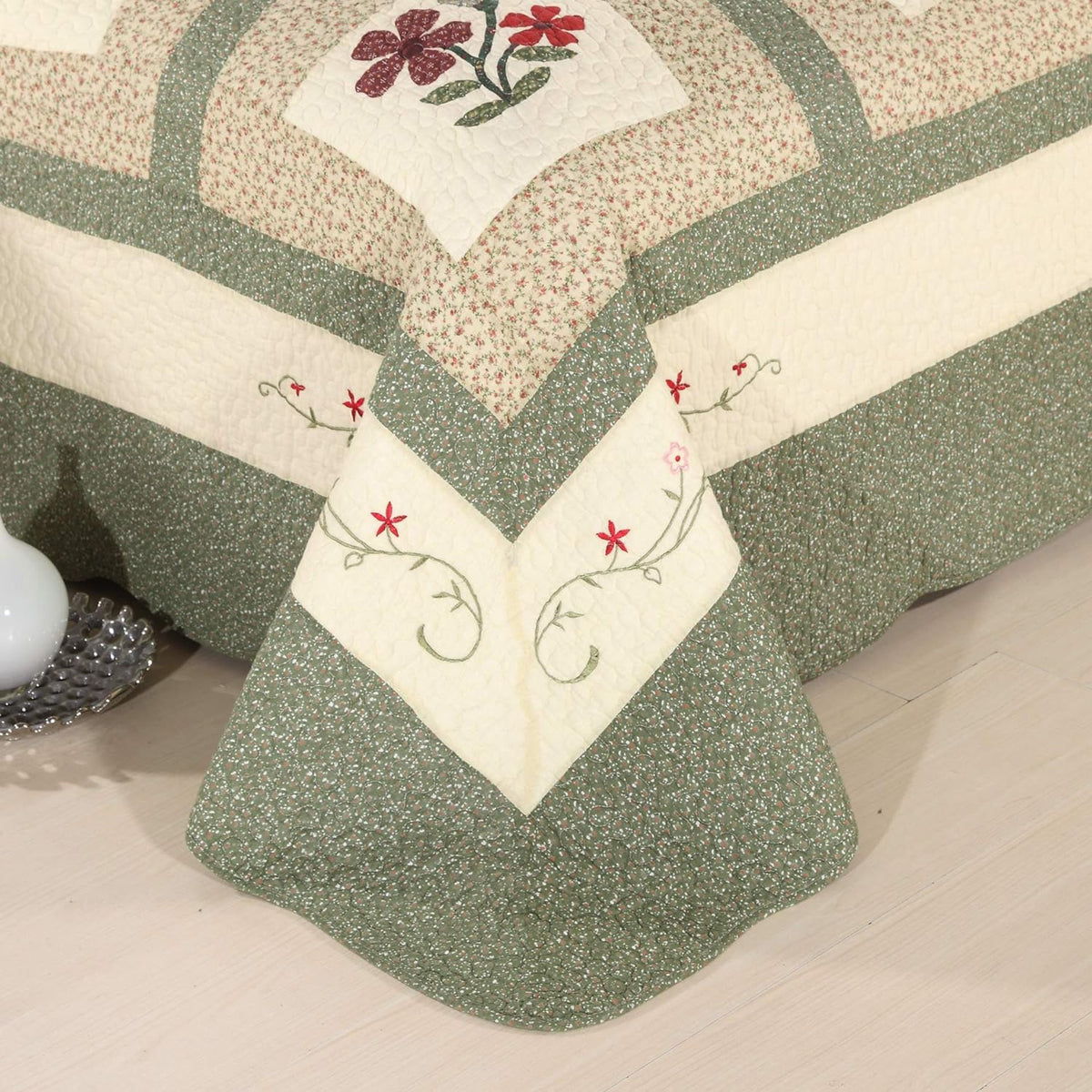 vctops Farmhouse Green 3 Piece Embroidered Floral Quilted Bedspread Quilt Set 100% Cotton Reversible Patchwork Coverlet Set 1 Quilt and 2 Pillow Shams (Green,King)