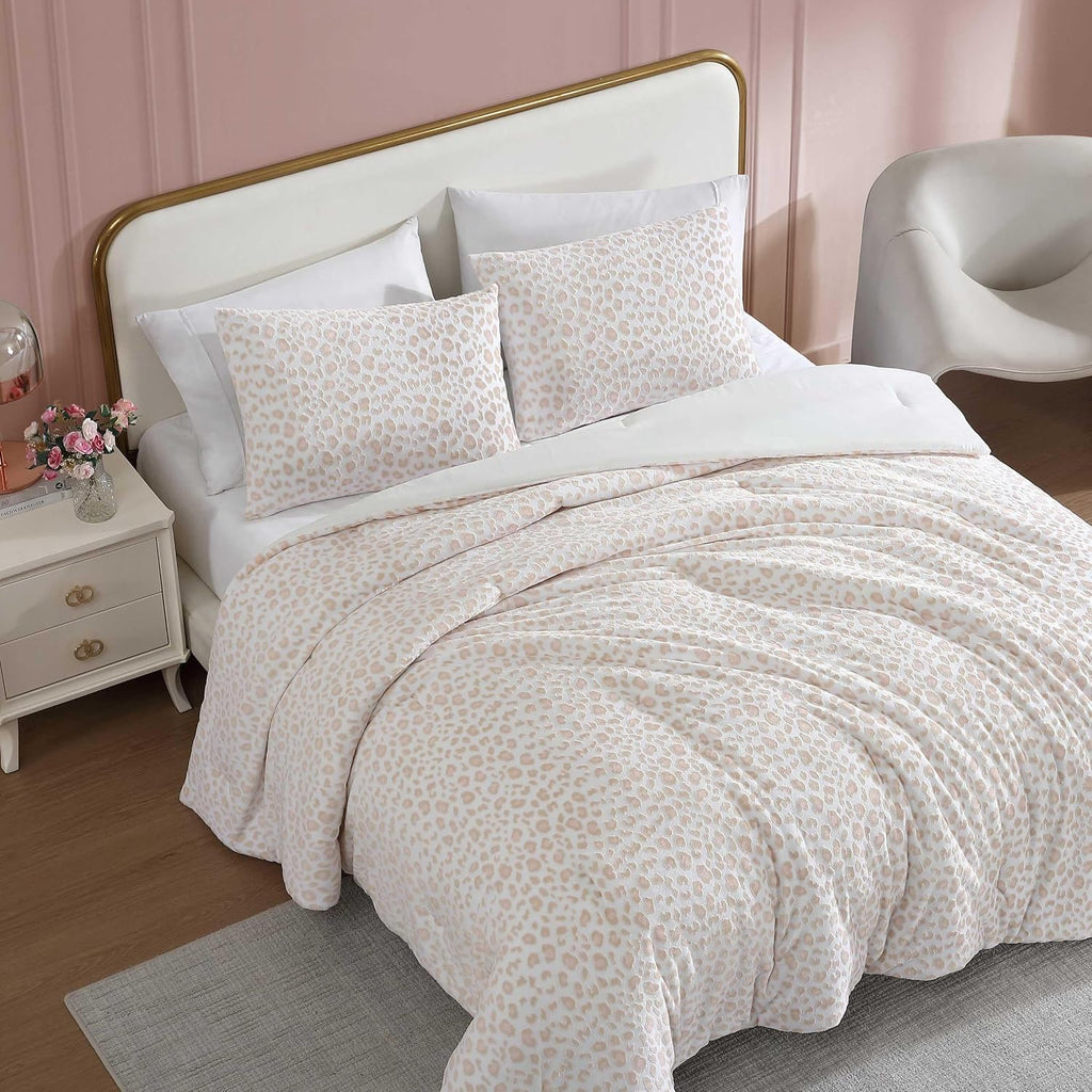 Betsey Johnson - Queen Comforter Set, Reversible & Buttery-Soft Faux Fur Bedding w/Matching Pillowcases, Medium Weight for Year Round Use, 3 Piece Bed Sets (Betsey's Leopard Beige)