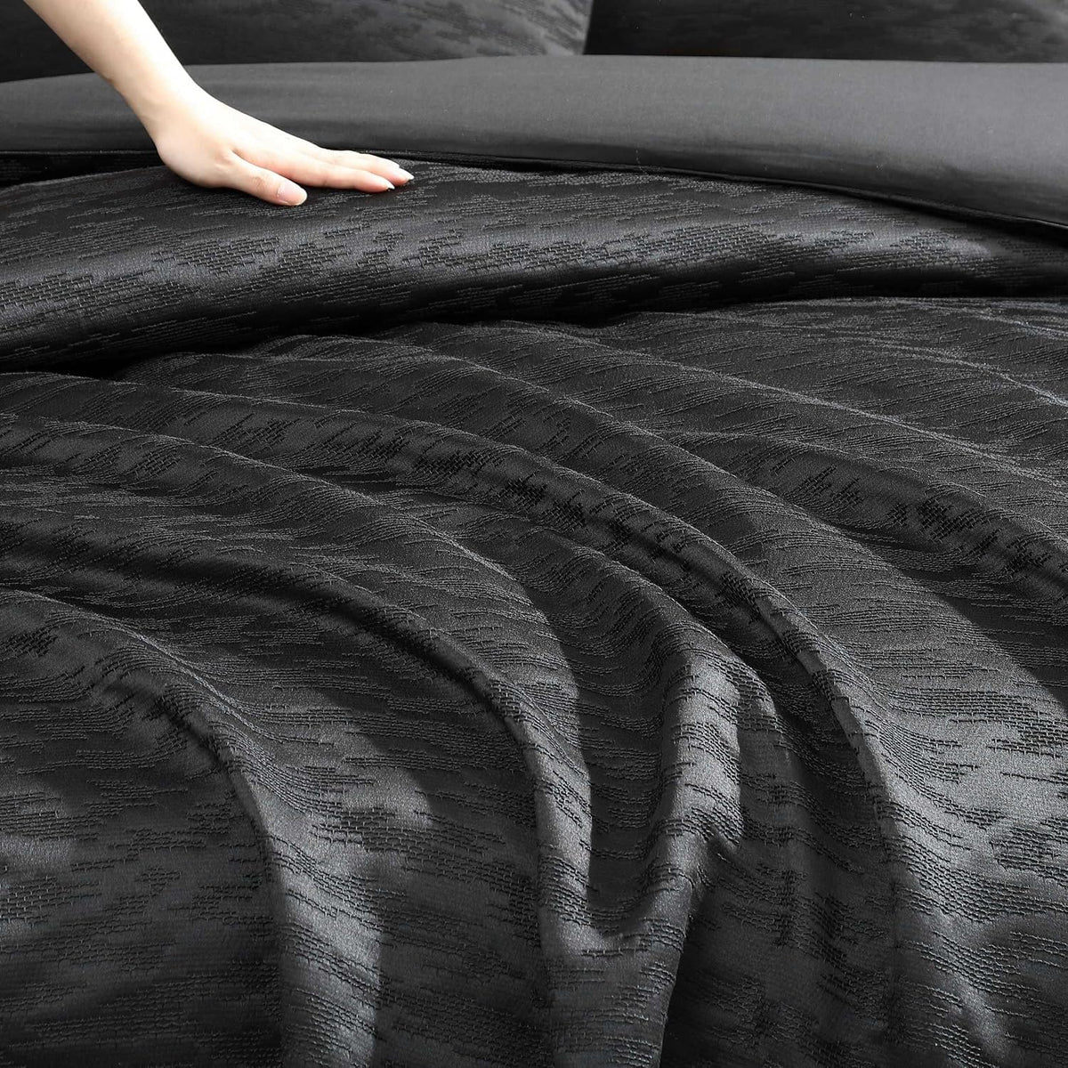 Vera Wang - King Comforter Set, Luxury Bedding Set with Matching Shams, Chic Room Essentials (Illusion Black, King)
