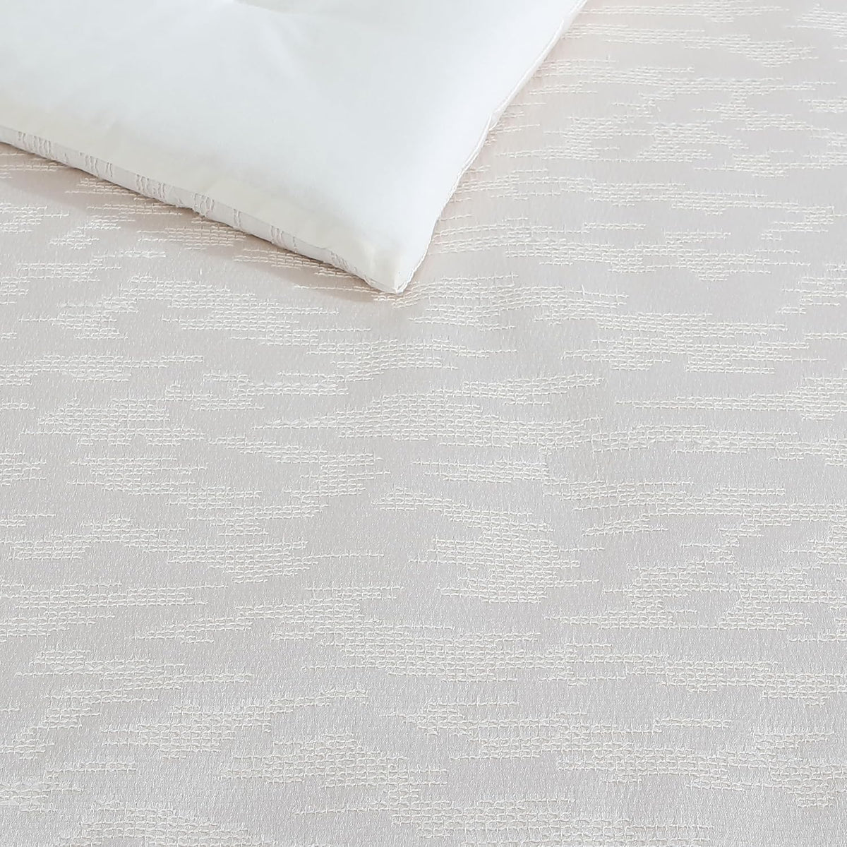 Vera Wang - Queen Comforter Set, Luxury Bedding Set with Matching Shams, Chic Room Essentials (Illusion Ivory, Queen)