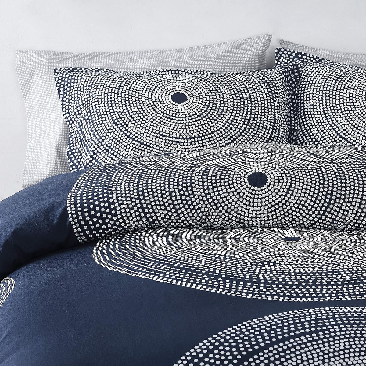 Marimekko - Comforter Set, Smooth Cotton Percale Bedding with Matching Shams, Medium Weight Home Decor (Fokus Navy, Queen)